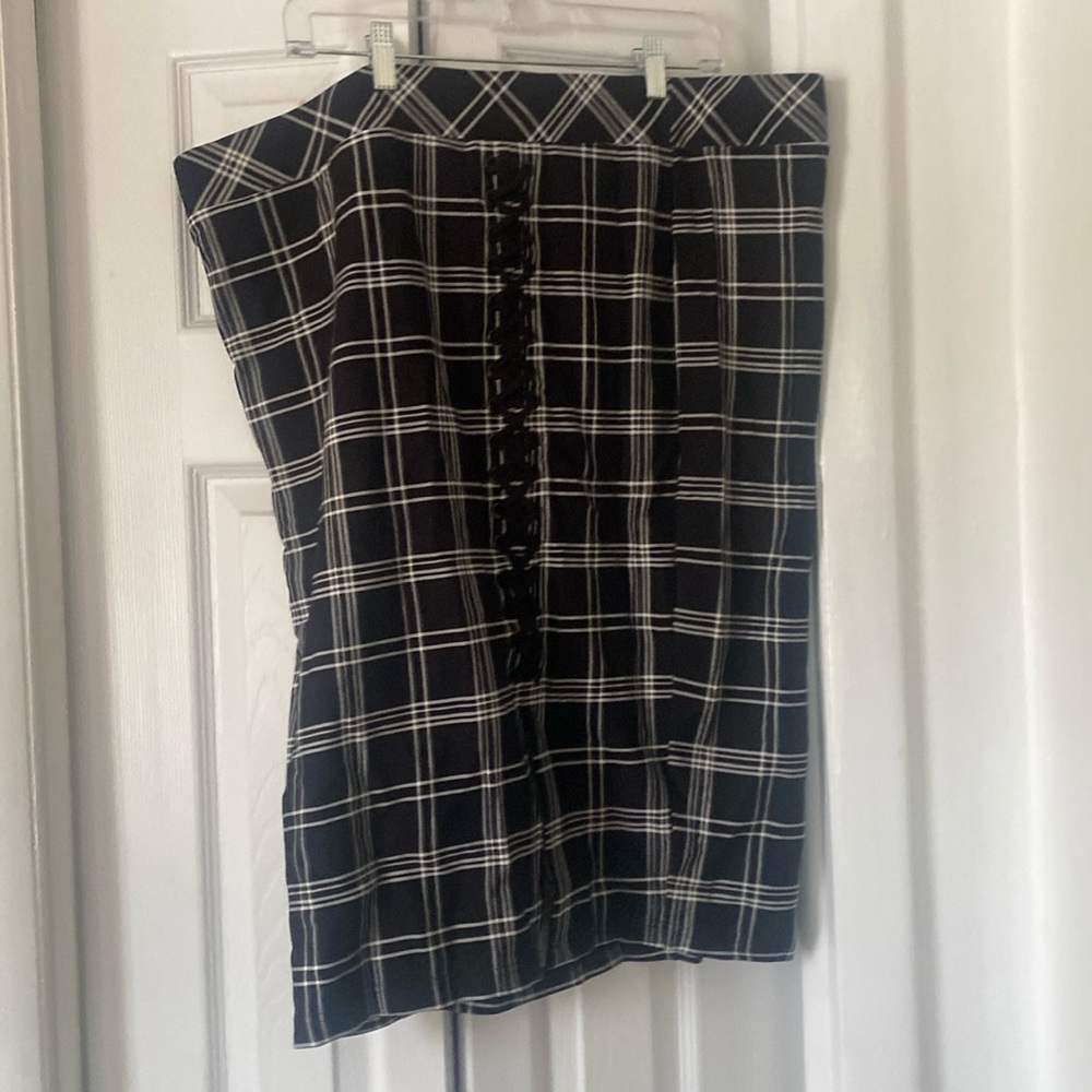 Torrid size 3, black & white plaid ponte pencil skirt!